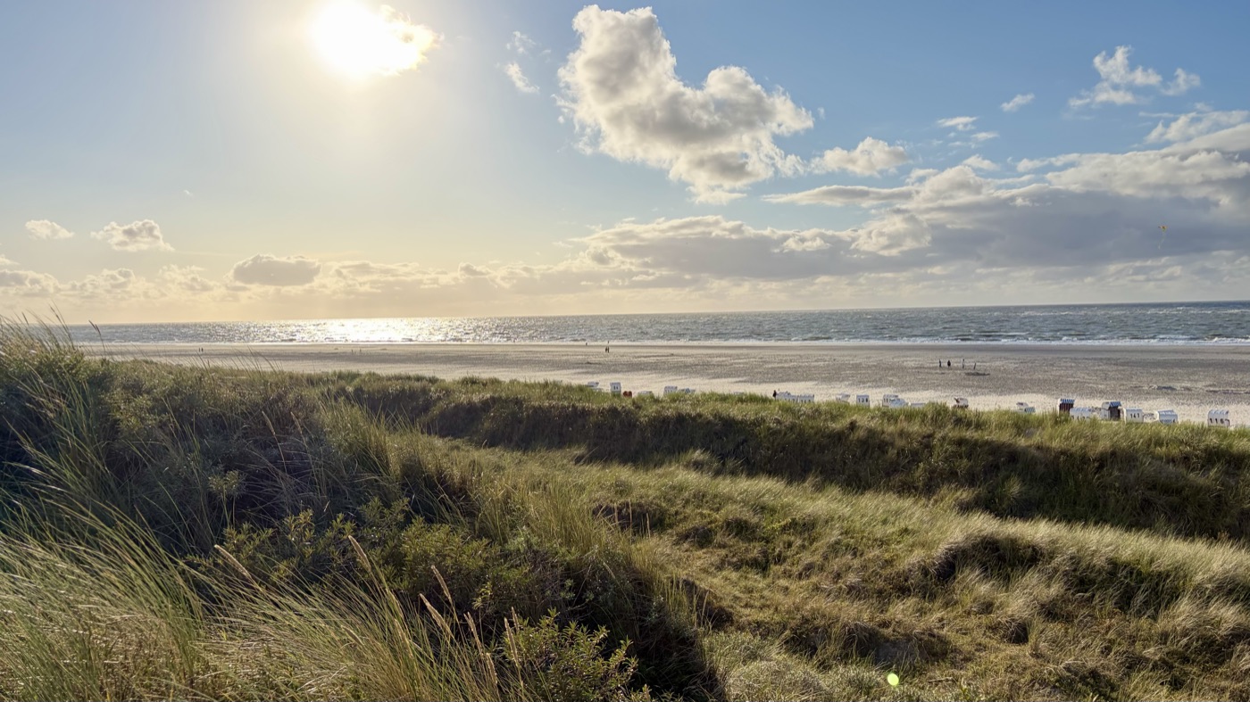 Blick von den Dünen auf Strand und Strandkörbe