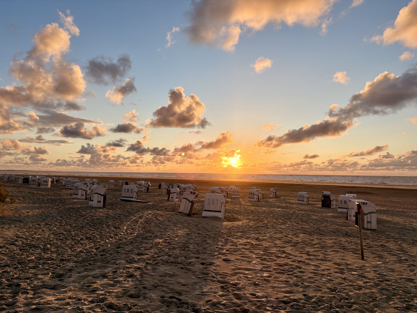 Sonnenuntergang am Strand mit Strandkörben