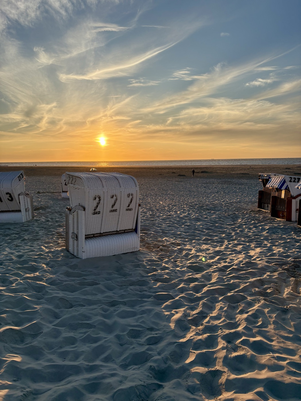 Strandkorb im Sonnenuntergang