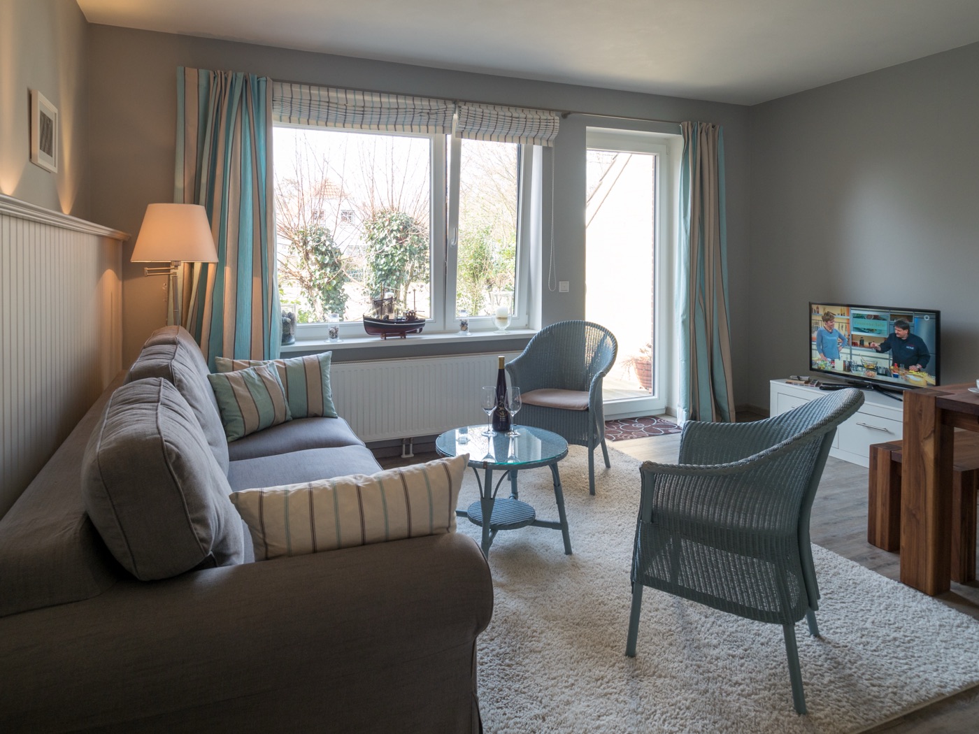Wohnzimmer mit Sitzecke und Blick in den Garten